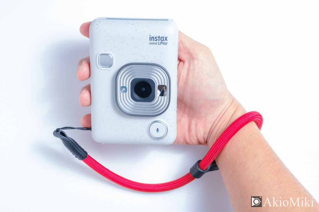 instaxの落下防止用の紐を装着