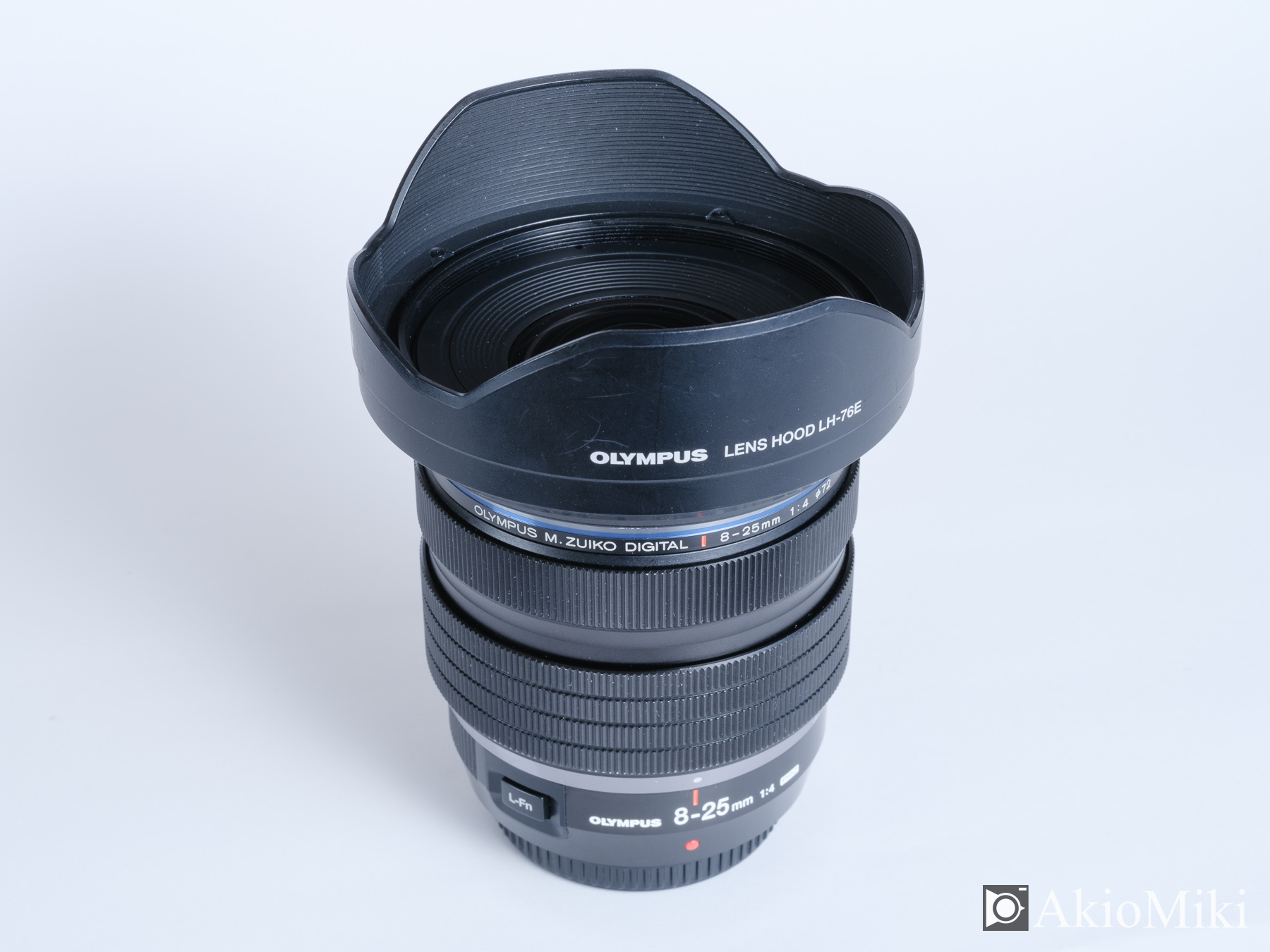 M.ZUIKO DIGITAL ED 8-25mm F4.0 PROの外観　レンズフード付き