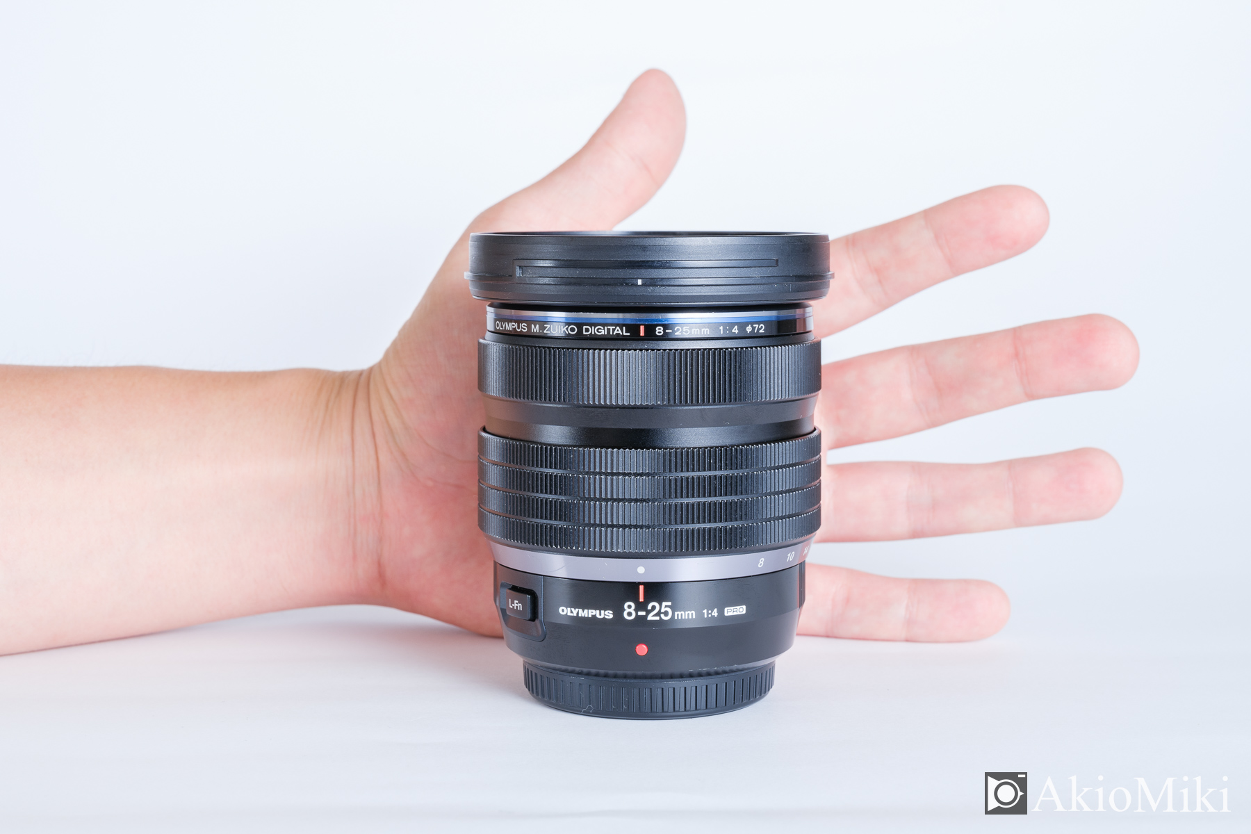 M.ZUIKO DIGITAL ED 8-25mm F4.0 PROと手の平の大きさ比較