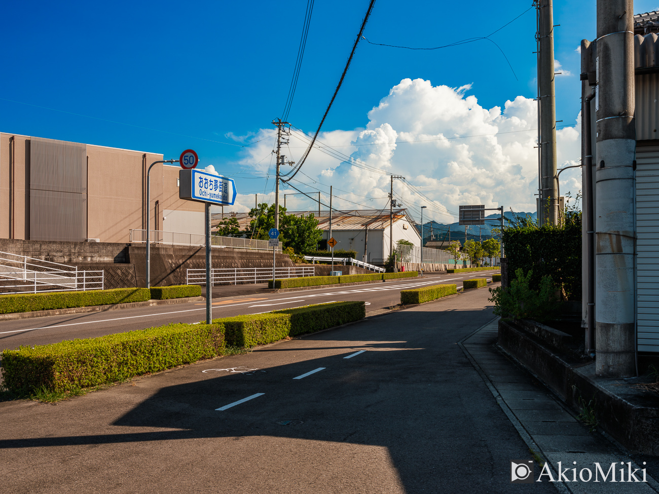 入道雲が浮かぶ香川県の東かがわ市の風景