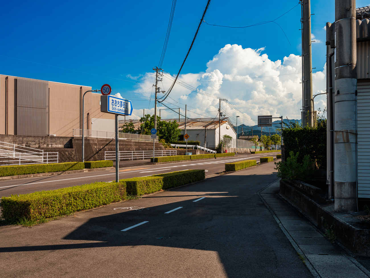 入道雲が浮かぶ香川県の東かがわ市の風景