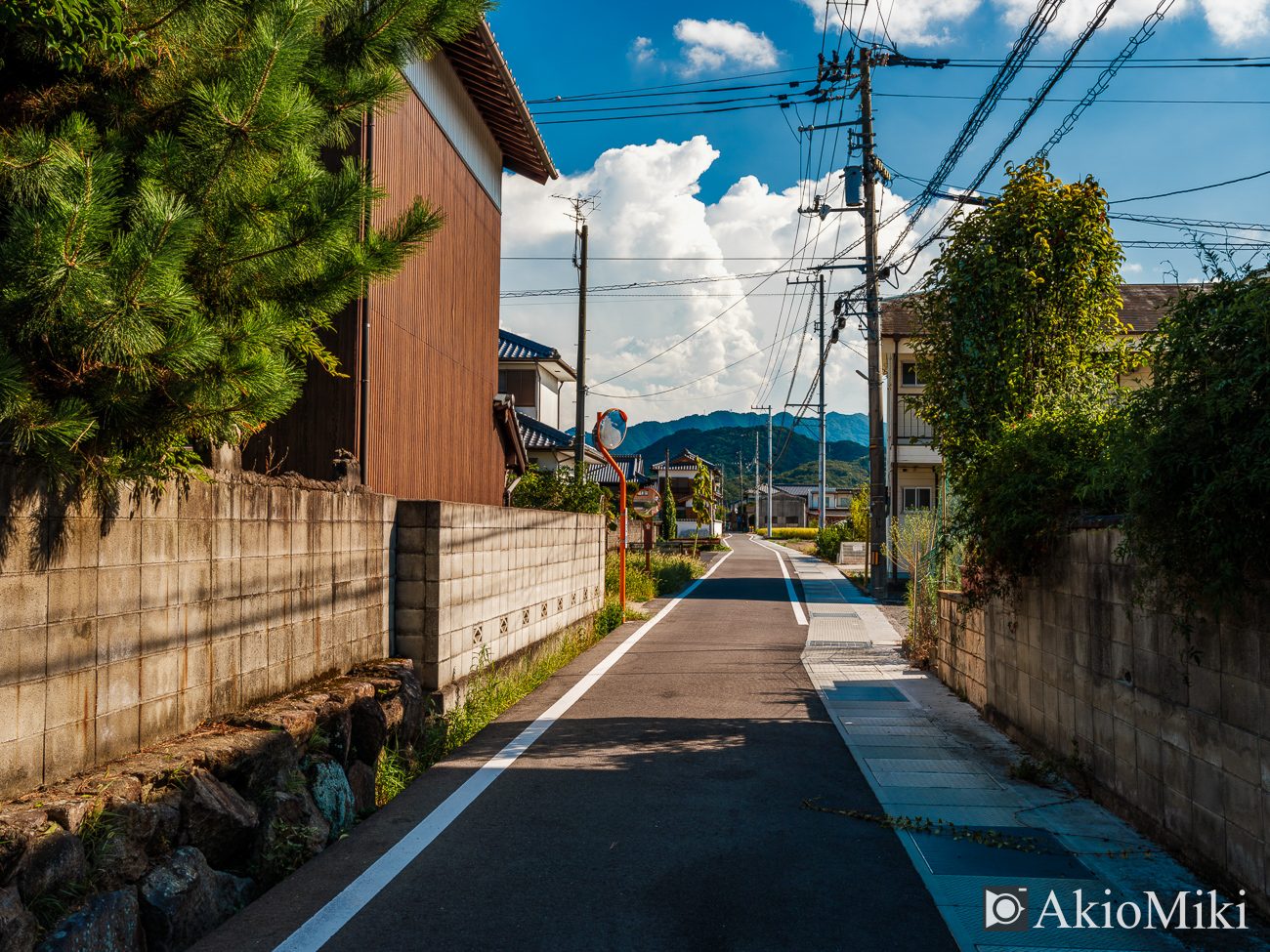 入道雲が浮かぶ香川県の東かがわ市の風景