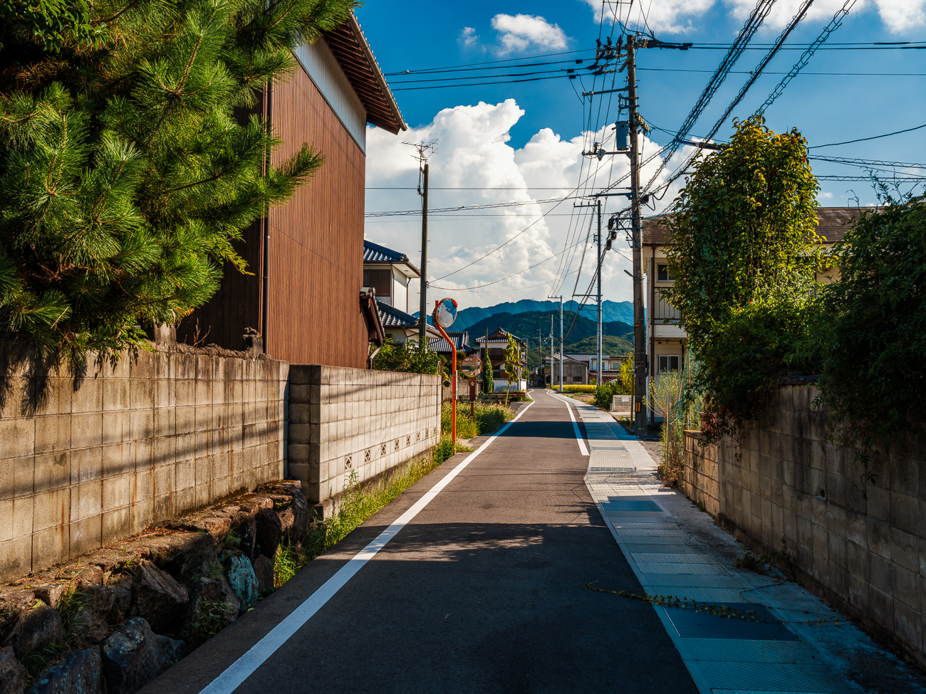 入道雲が浮かぶ香川県の東かがわ市の風景