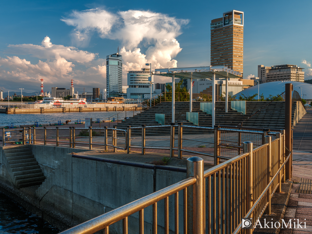 入道雲が浮かぶ高松港周辺の風景