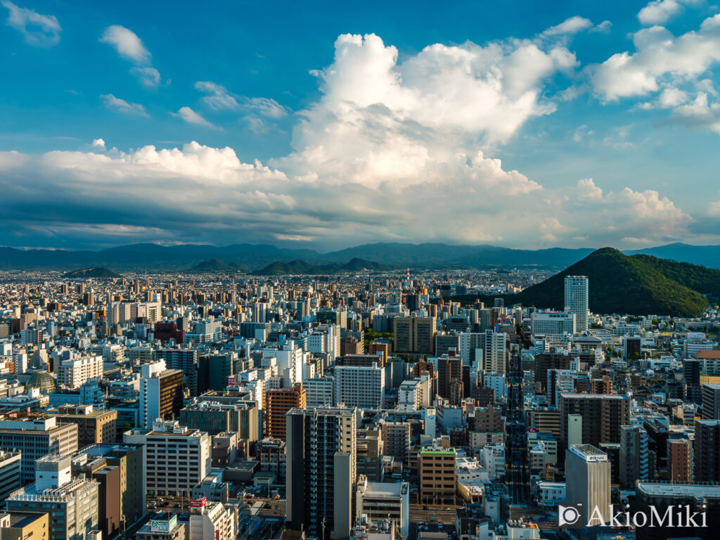 入道雲が浮かぶ高松港周辺の風景