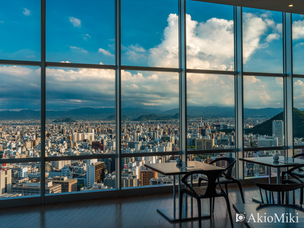 入道雲が浮かぶ高松港周辺の風景