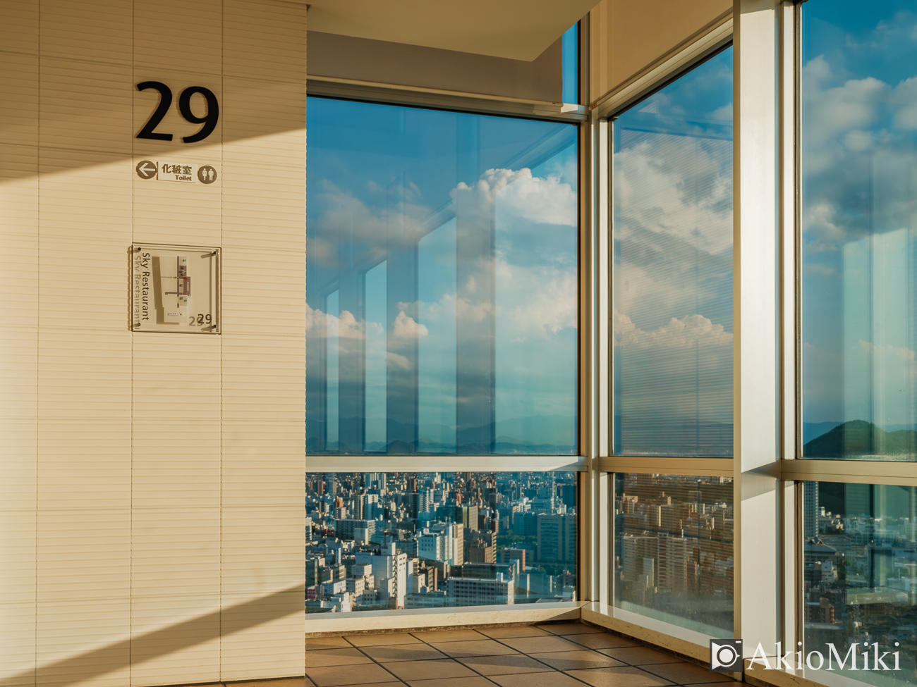 入道雲が浮かぶ高松港周辺の風景