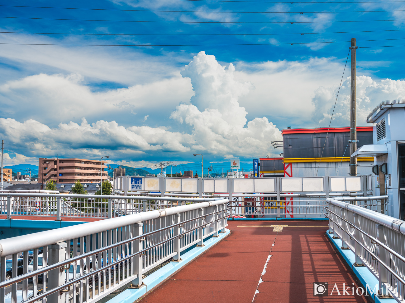 入道雲が浮かぶ香川県の高松市の風景