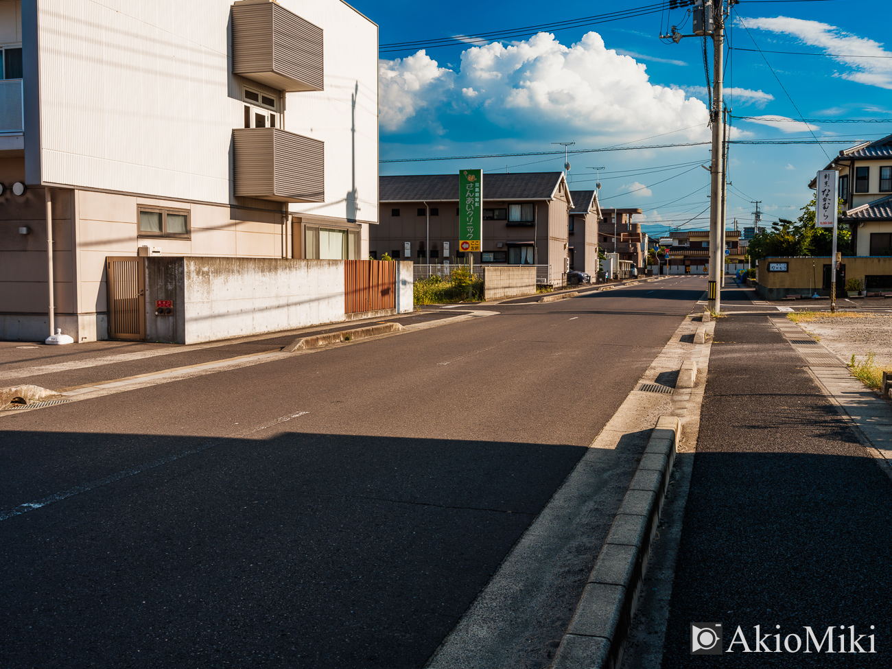 入道雲が浮かぶ香川県の高松市の風景