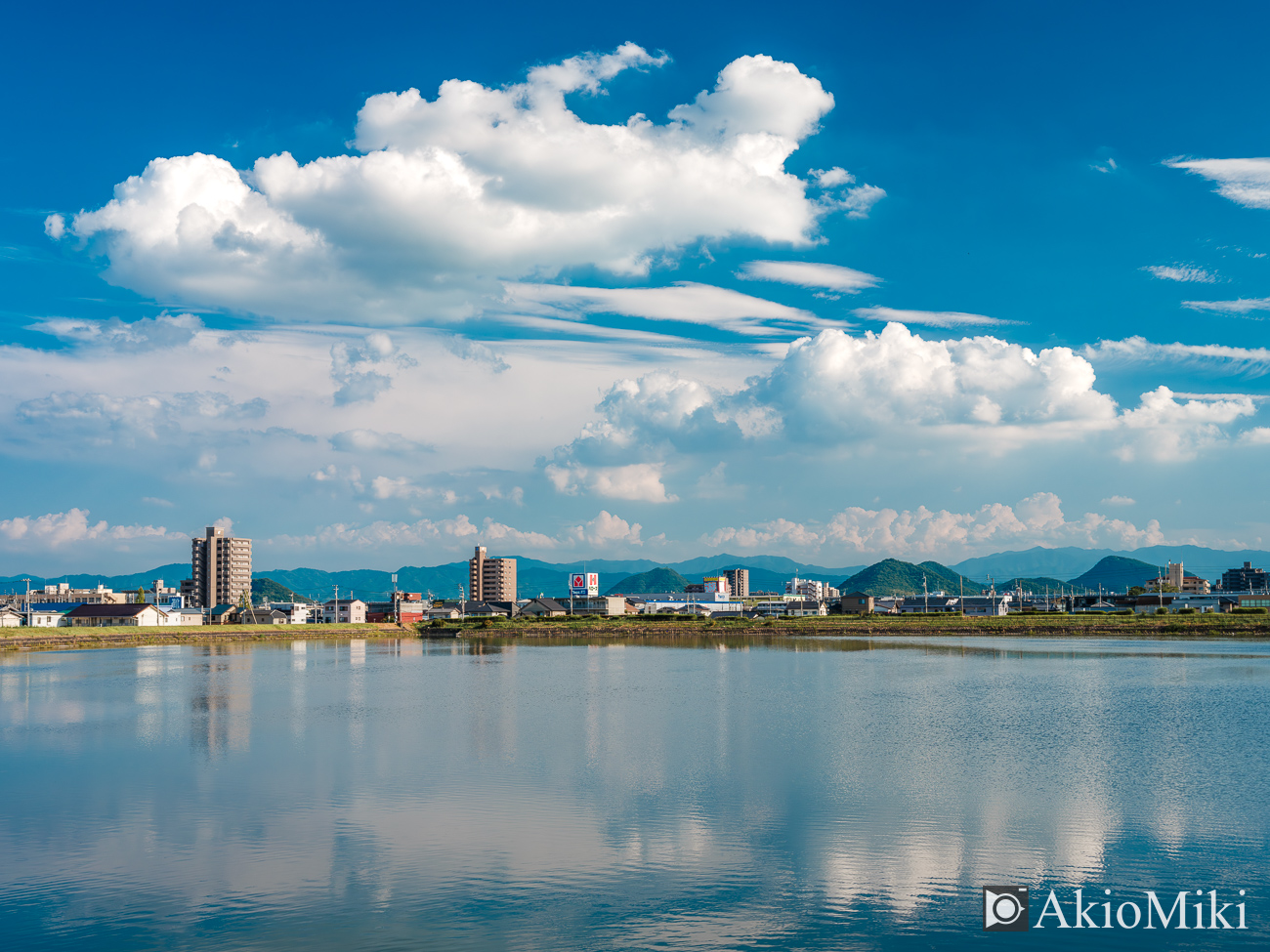 入道雲が浮かぶ香川県の高松市の風景