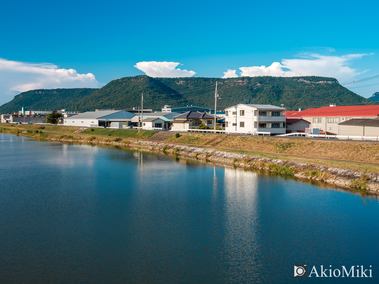 入道雲が浮かぶ香川県の高松市の風景