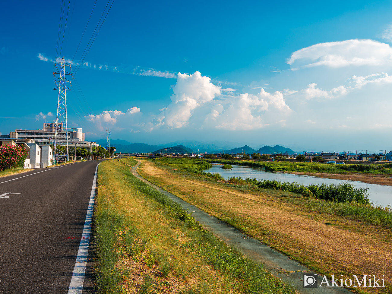 入道雲が浮かぶ香川県の高松市の風景