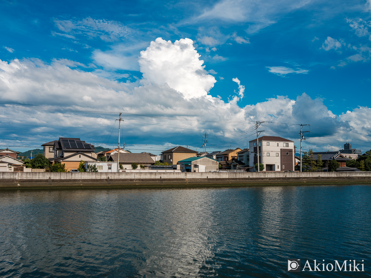 入道雲が浮かぶ香川県の高松市の風景