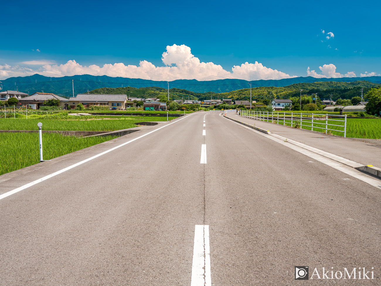 入道雲が浮かぶ香川県のまんのう町の風景