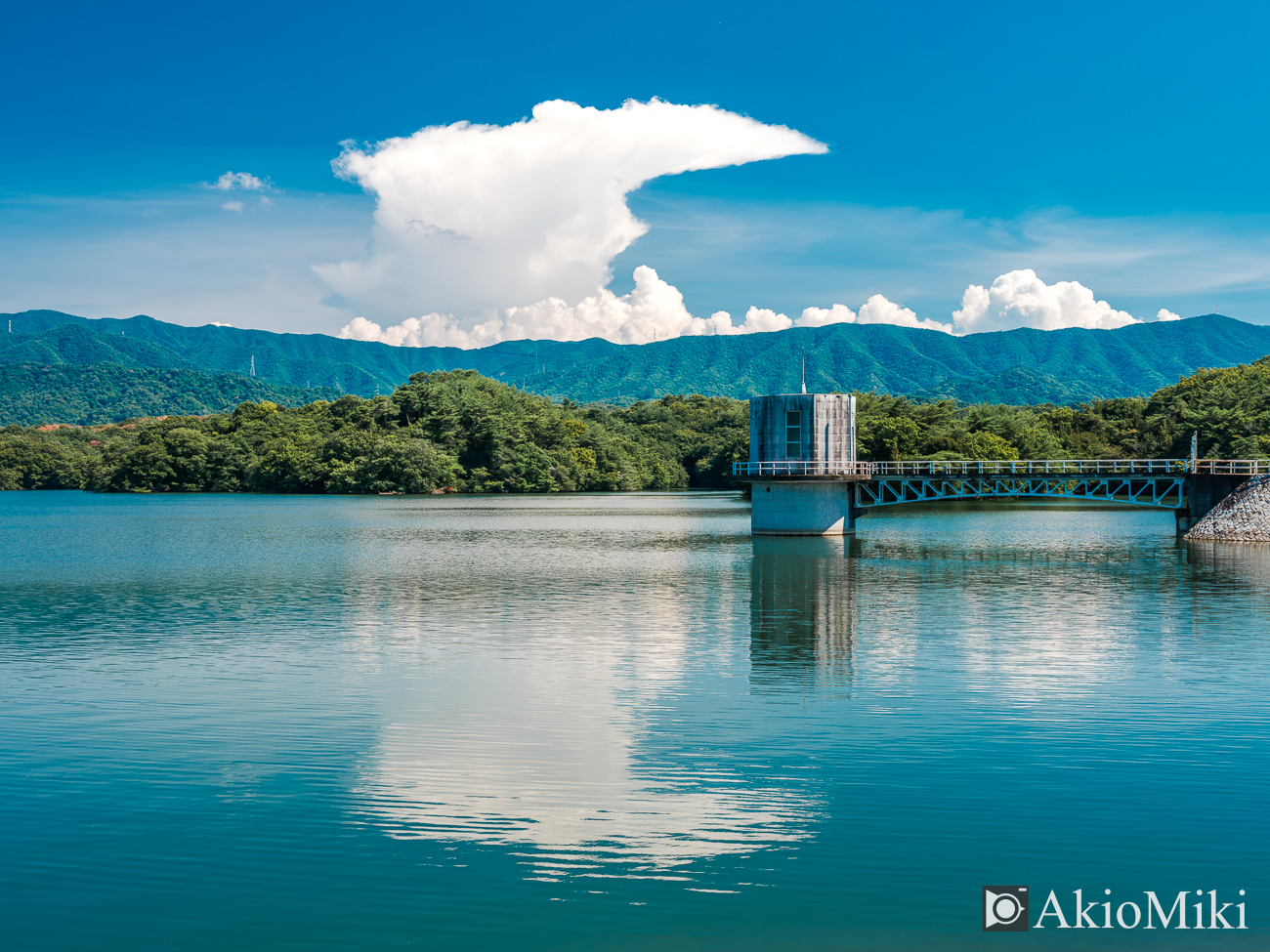 入道雲が浮かぶ香川県のまんのう町の風景