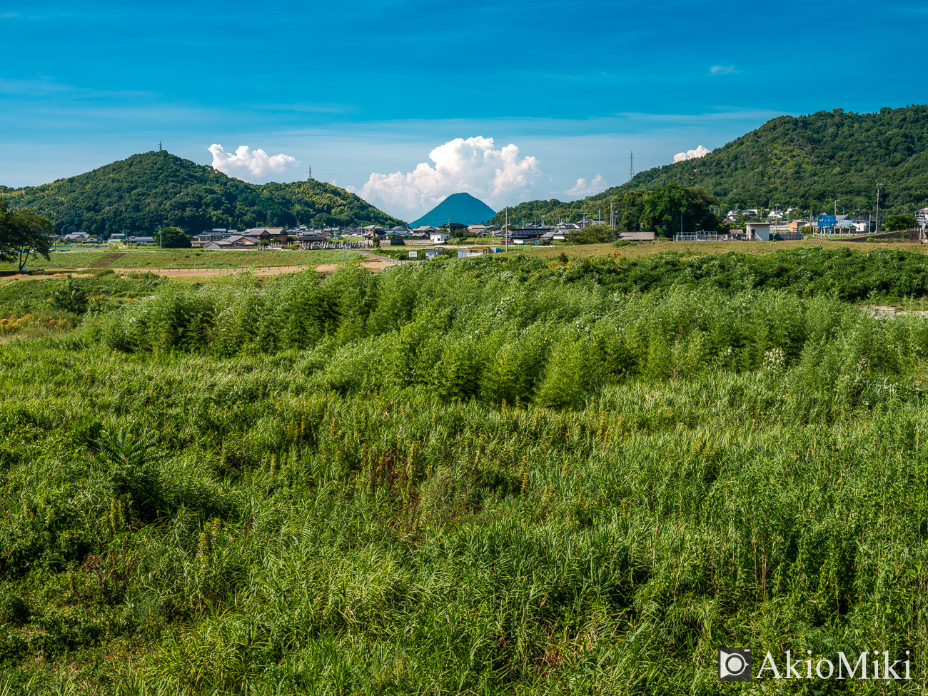 入道雲が浮かぶ香川県のまんのう町の風景