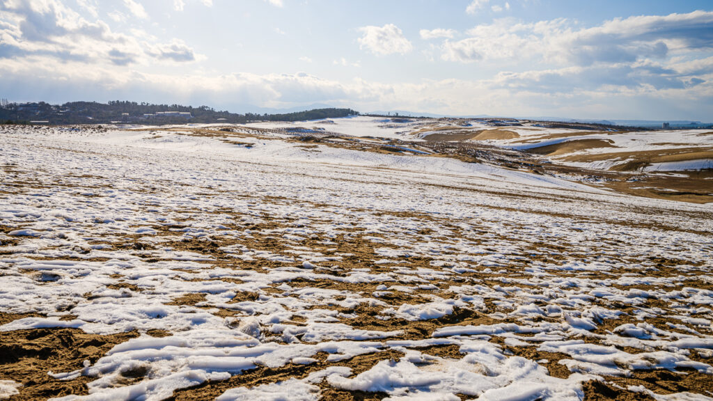 雪が積もった冬の鳥取砂丘　サムネイル