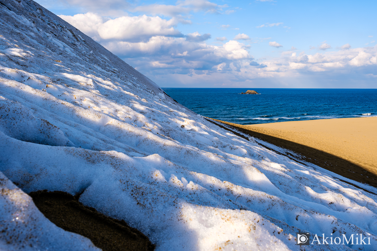 雪が積もった冬の鳥取砂丘