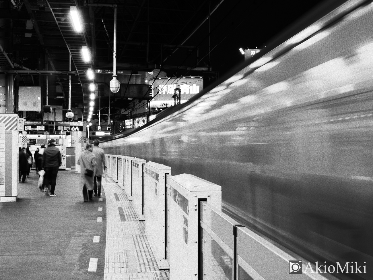 OM-3 モノクローム 駅