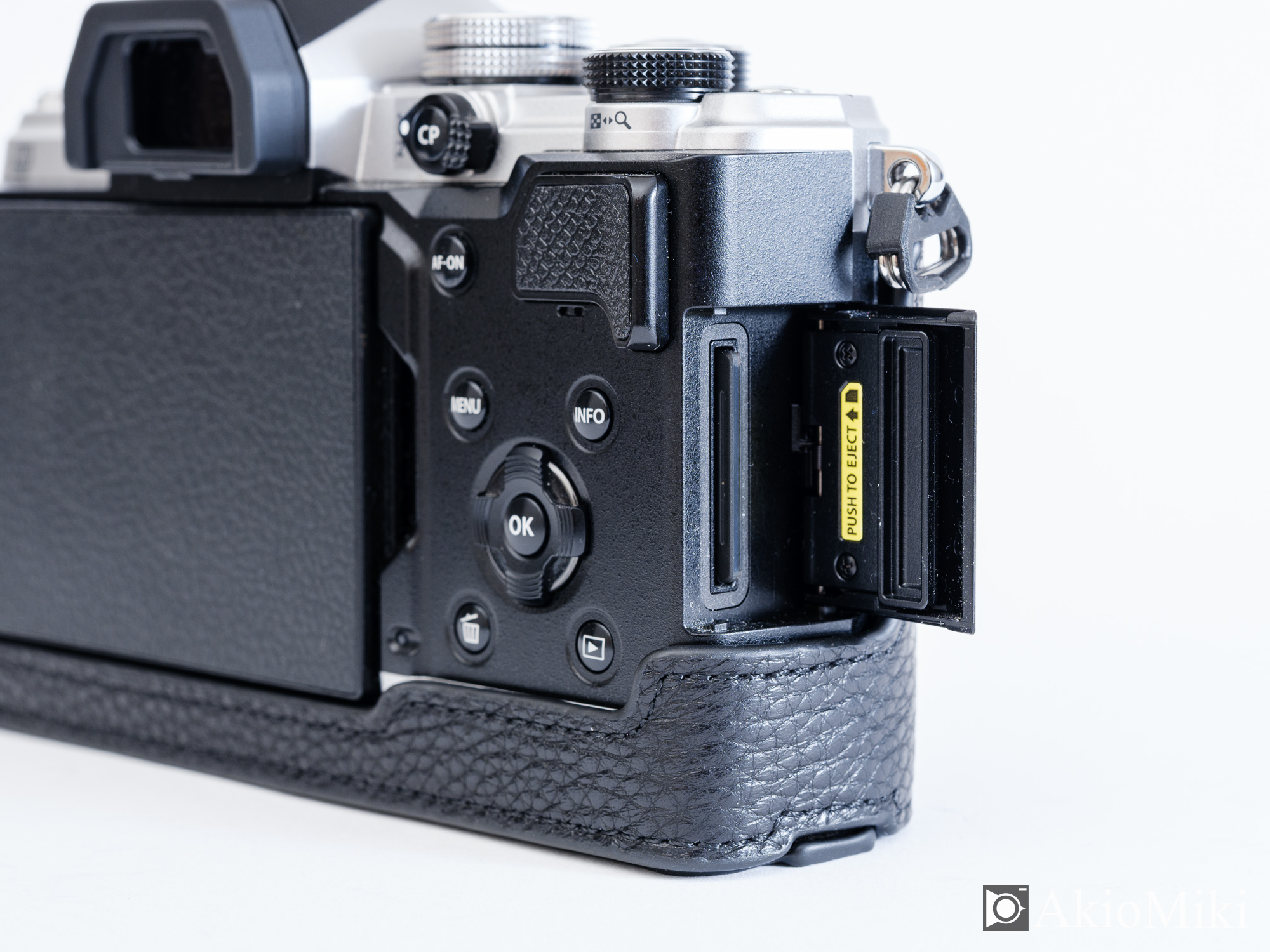 UN OM-3 カメラホルダー