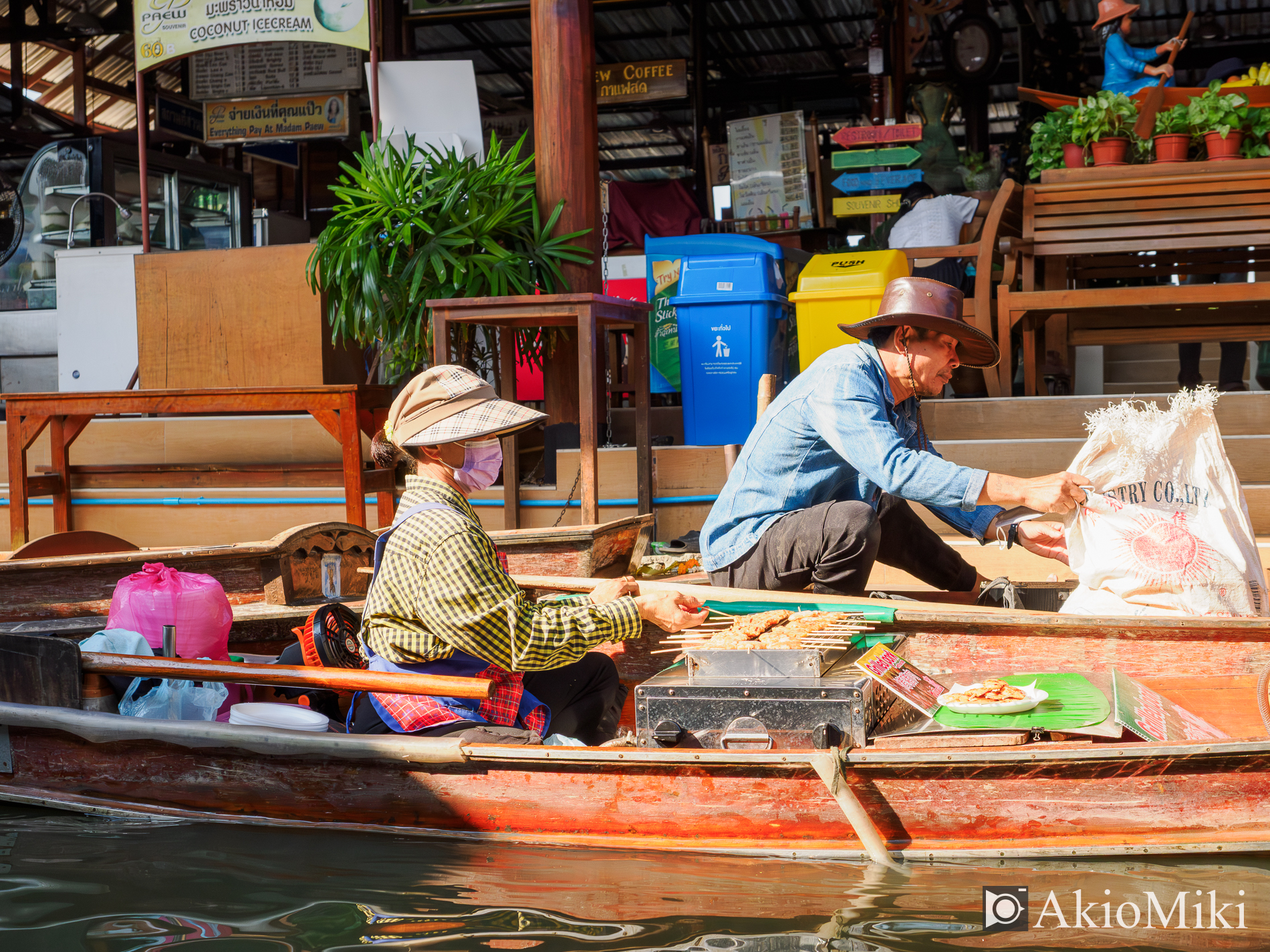 本格的な象乗り体験 + ダムヌンサドゥアック水上マーケット半日観光