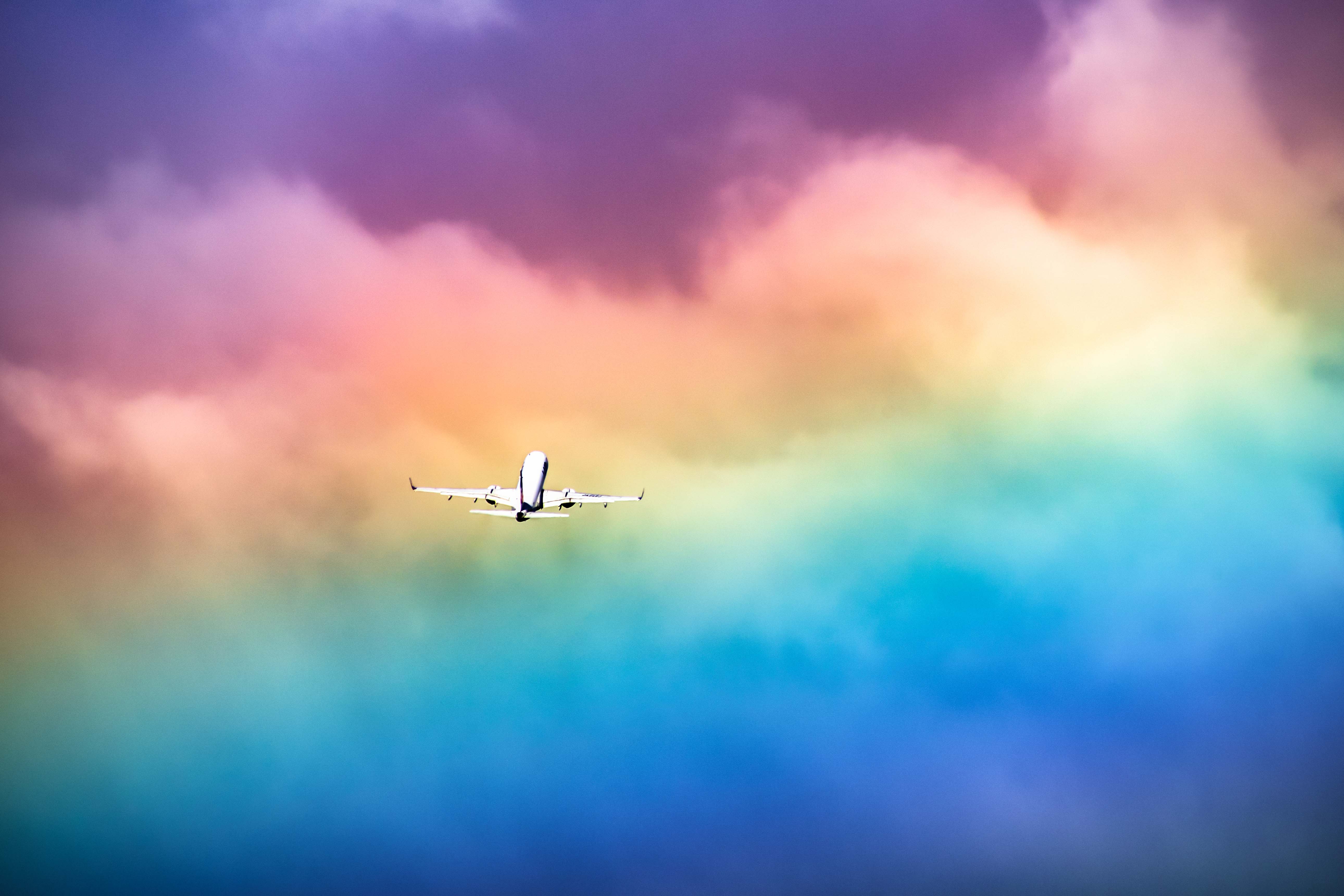 伊丹空港でみた虹に向かって飛ぶジャンボジェット機