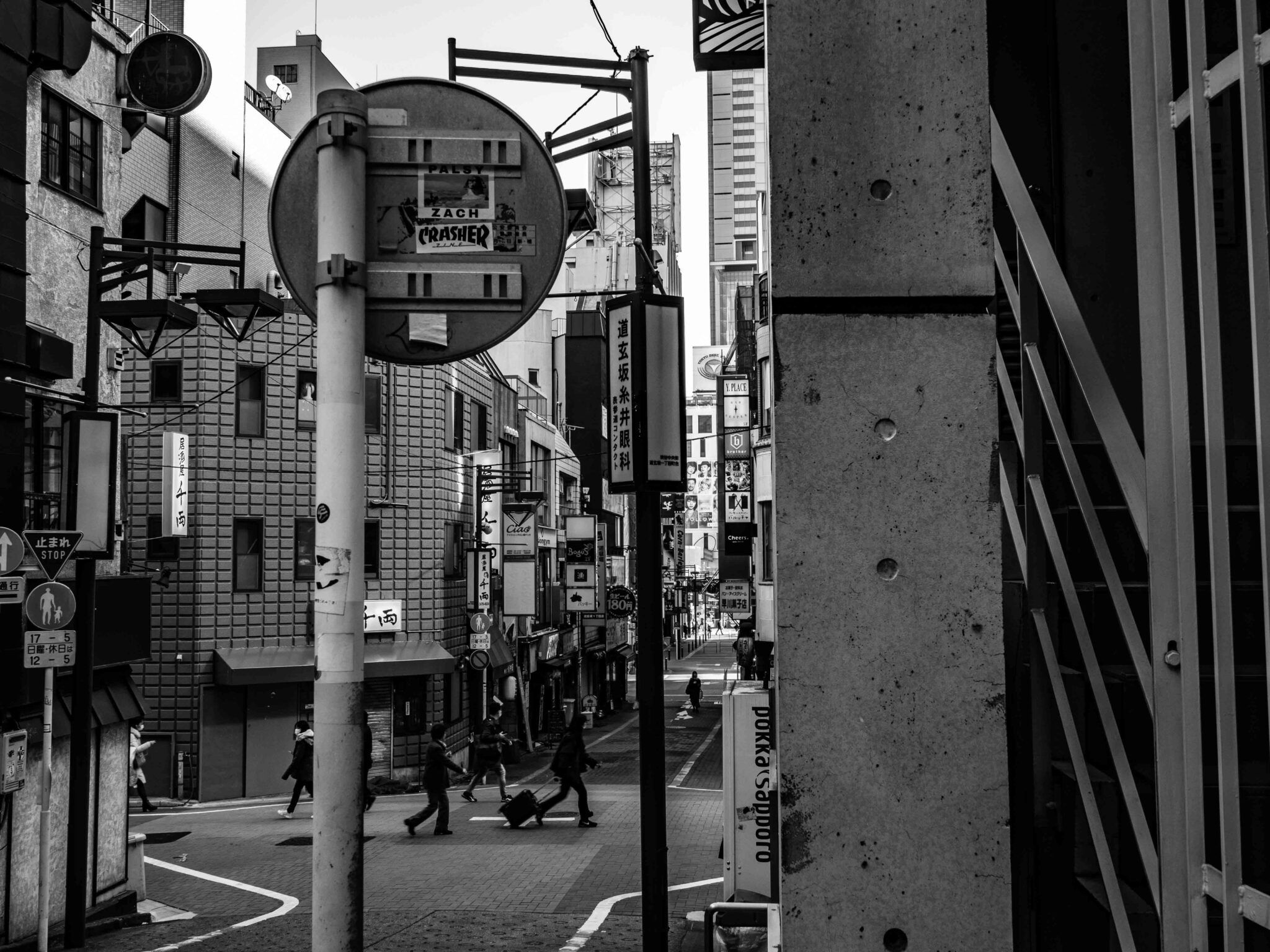 交通標識に張り付けられた渋谷のグラフィティ