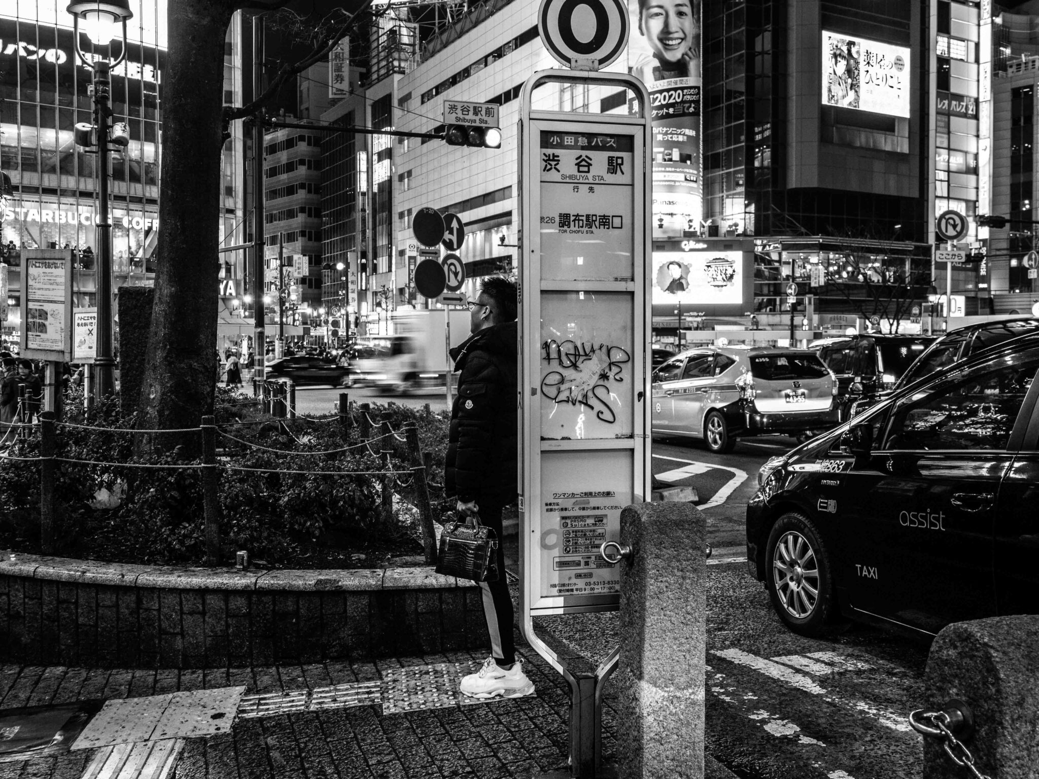 バス停で男が待つ渋谷のグラフィティ