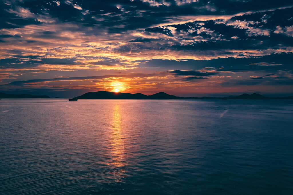 ドローンで撮影した夕方の瀬戸内海