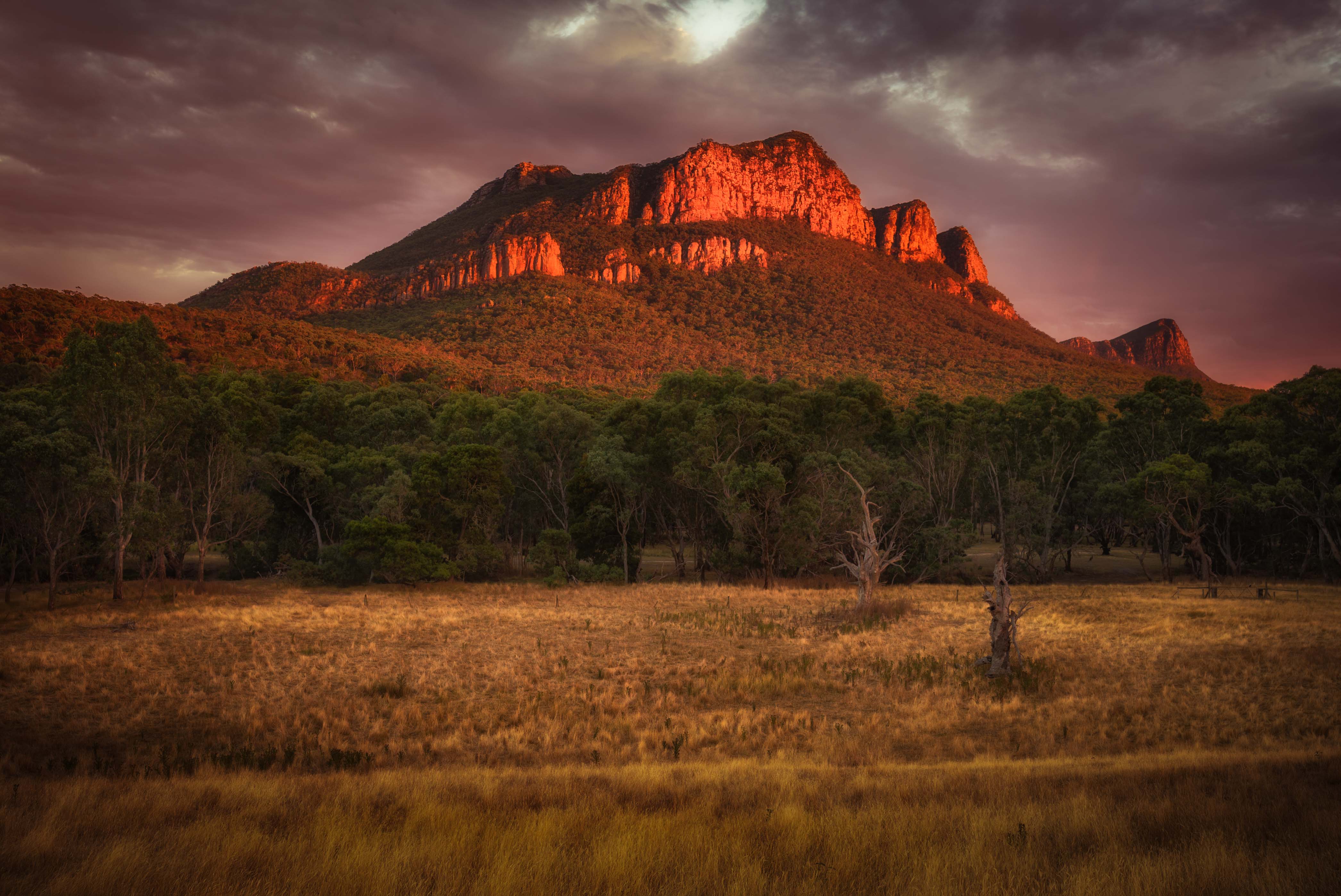 オーストラリアのメルボルンでみた岩に朝日の光が反射する自然風景