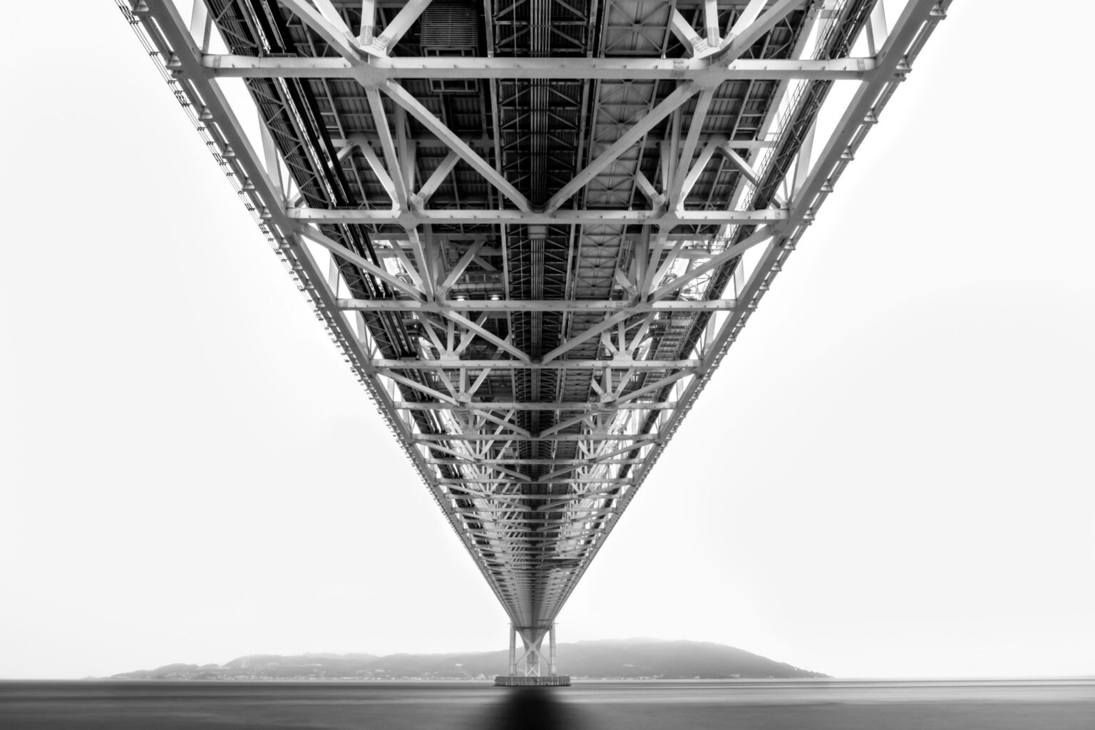 モノクロの明石海峡大橋