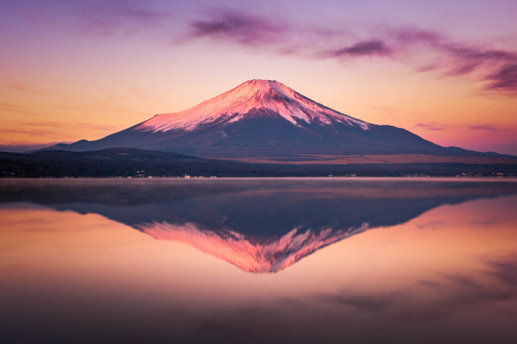山梨県の山中湖でみた朝の富士山