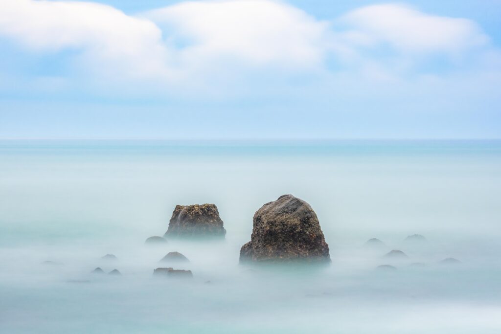 高知県で見た岩が沈んでいる海