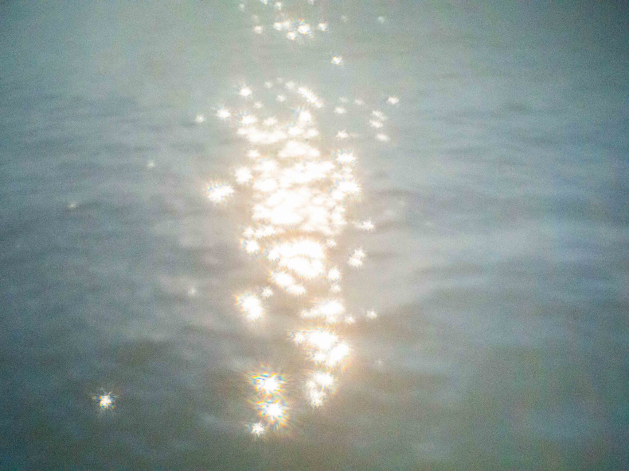 ピンホールカメラで撮った晴れの日の瀬戸内海の波